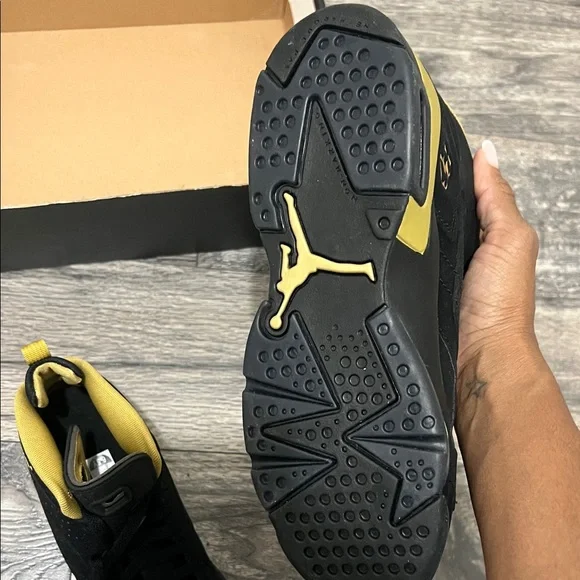 Jordan Kids Sneakers Black and Gold - Picture 4 of 11